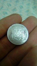 Украинская монета 5 копеек 1992 года,  5 рублей 1998 года с приспущеным